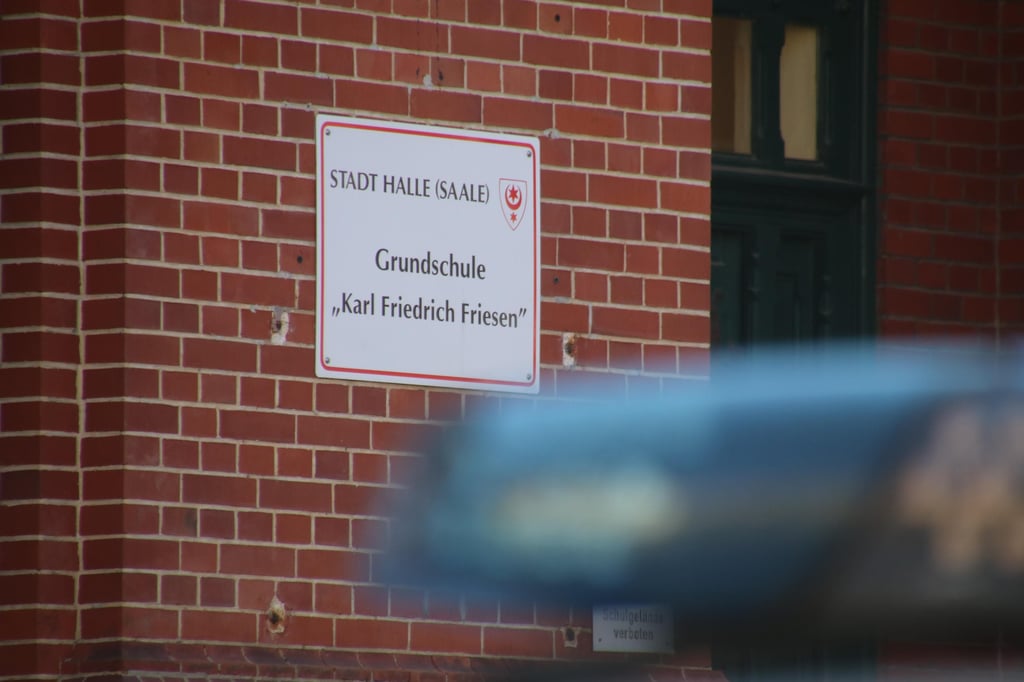 Bombendrohnung gegen Grundschule in Halle: Der Schulbetrieb wurde vorübergehend eingestellt. Aktuell wird die Grundschule mit Unterstützung von Spürhunden durchsucht.