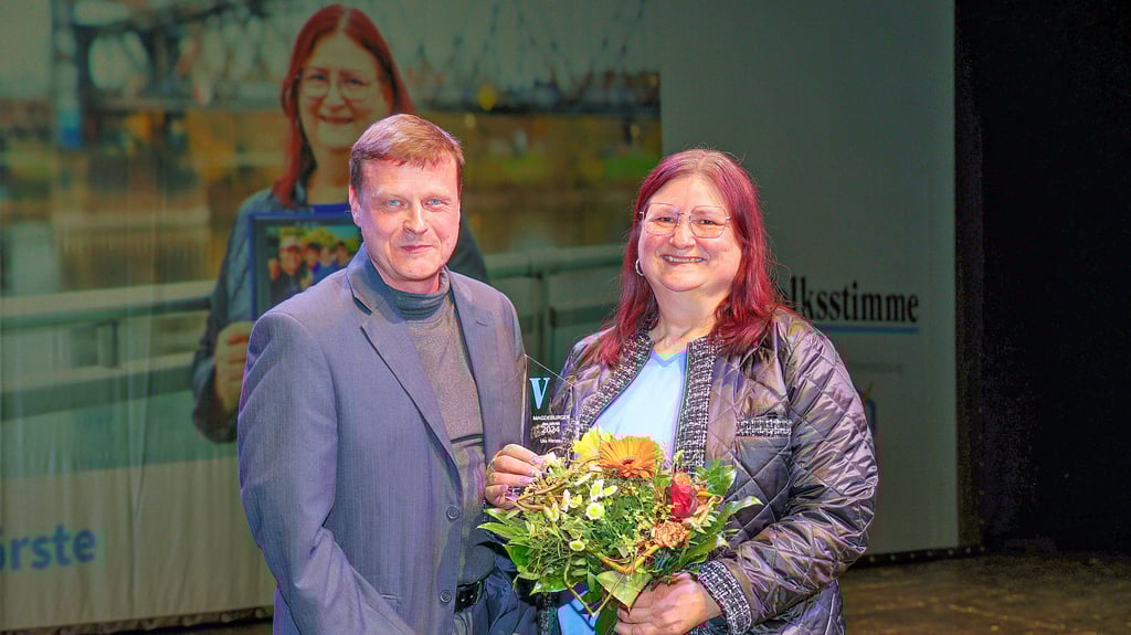 Martin Rieß gratuliert Ute Förste während der Gala für die Magdeburger des Jahres.