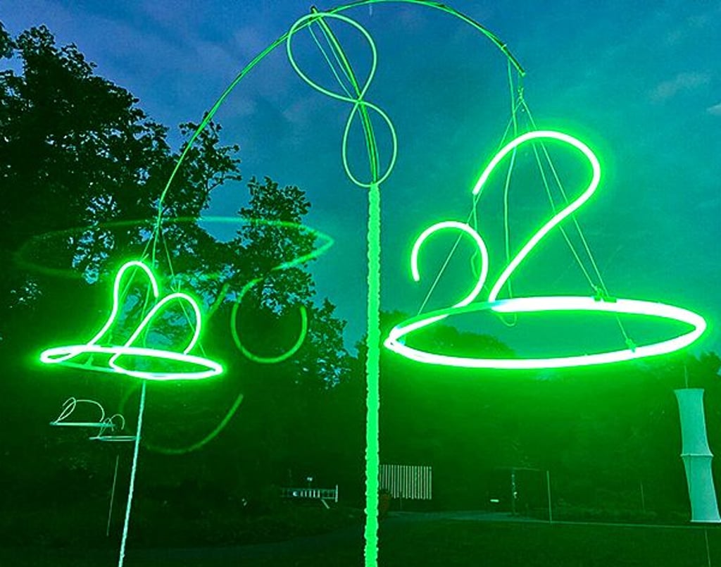 Dieses Kunstwerk aus Leuchtröhren trägt den Titel „Schwanenliebe“.