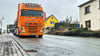 Lkw-Verkehr am Fußweg in Döschwitz. Durch die Sperrung der B91 zwischen Weißenfels und Zeitz ist vor allem der Lkw-Verkehr massiv gestiegen.&nbsp;