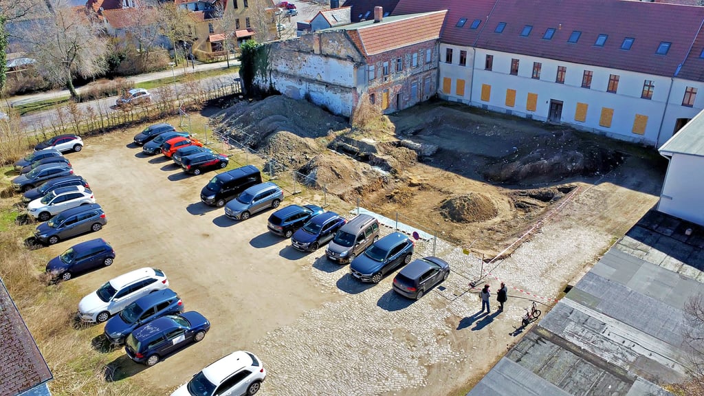 Die Archäologen waren hier schon am Werk. Das leerstehende Gebäude links am Grabungsfeld soll abgerissen werden.
