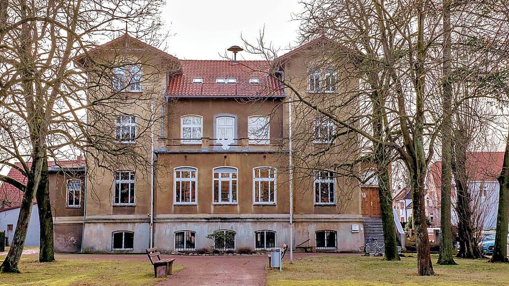Noch wird das Gebäude Franzstraße 1 in Oranienbaum als Rathaus genutzt. Das Grundstück mit Bebauung steht zum Verkauf.
