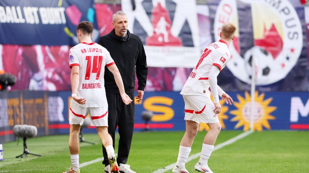 Christoph Baumgartner (l.) verlässt für Arhur Vermeeren den Platz.