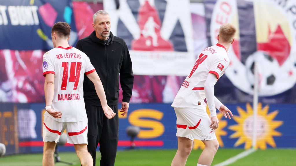 Christoph Baumgartner (l.) verlässt für Arhur Vermeeren den Platz.