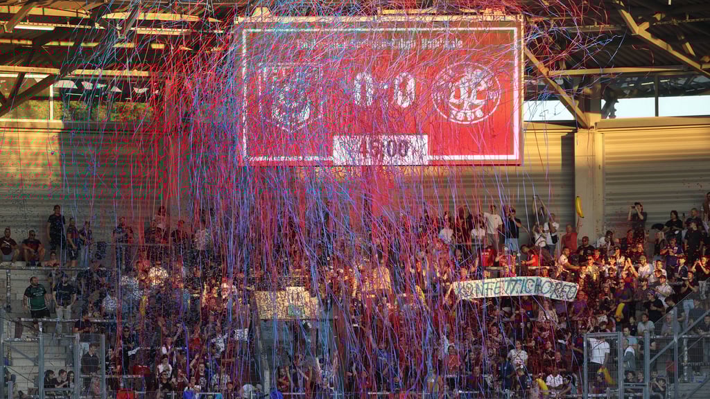 Die VfL-Fans beim Duell gegen den Halleschen FC im Vorjahr im Leuna-Chemie-Stadion