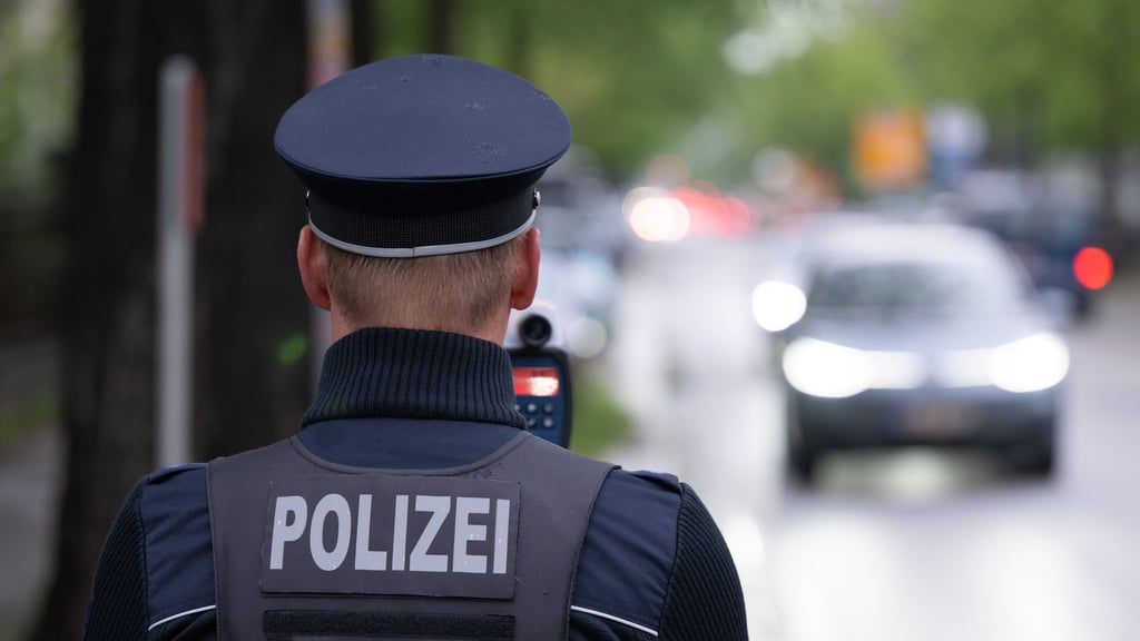 Auf der A9 zwischen Dessau-Süd und Vockerode hat die Polizei die Geschwindigkeit von Autofahrern kontrolliert.