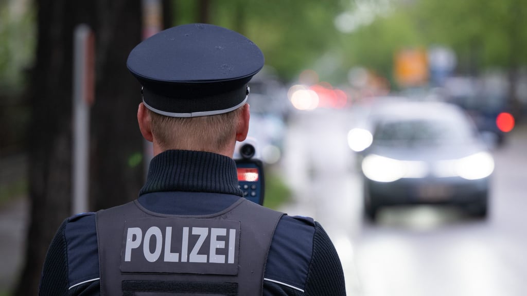 Auf der A9 zwischen Dessau-Süd und Vockerode hat die Polizei die Geschwindigkeit von Autofahrern kontrolliert.