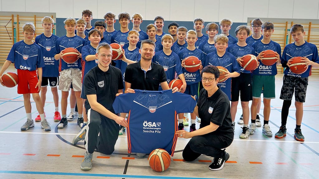 Die besten Basketballer Sachsen-Anhalts in der U13 und U15 trainieren in Wolmirstedt bei Marco Klingenberg (nicht dabei), Janne Vogel und Romy Gille. Sascha Pilz (vorn Mitte) von der ÖSA Wolmirstedt spendiert Warm-up-Shirts.