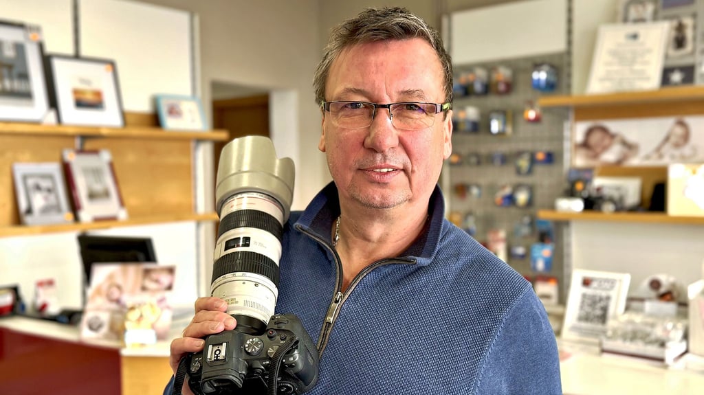 Der Salzwedeler Fotograf Karsten Wiedemann beschäftigt drei Mitarbeiterinnen. Die Arbeitsplätze geraten mit dem Wegfall der Passbildkunden in Gefahr.