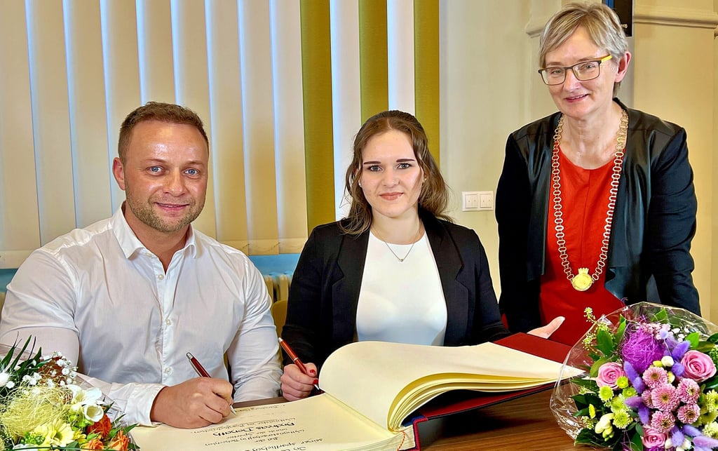 Andreas Donath und Laura Drescher haben sich im Beisein von Oberbürgermeisterin Silvia Ristow in das Ehrenbuch der Stadt Bernburg eingetragen.