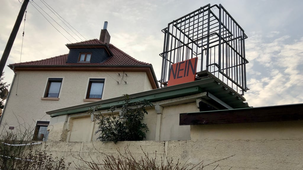 Ein Anwohner in Langendorf protestiert auf seinem Grundstück gegen den Neubau einer JVA.