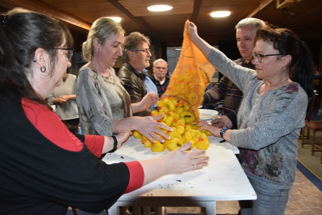 Die Freunde des Entenrennens, unter ihnen auch Andrea Kurfels (von links), Anja Dornblüth, Frank Tepper, Horst Schröder, Stefan Quisdorf und Yvonne Schröder, zählten die Enten im Unordnungsamt.