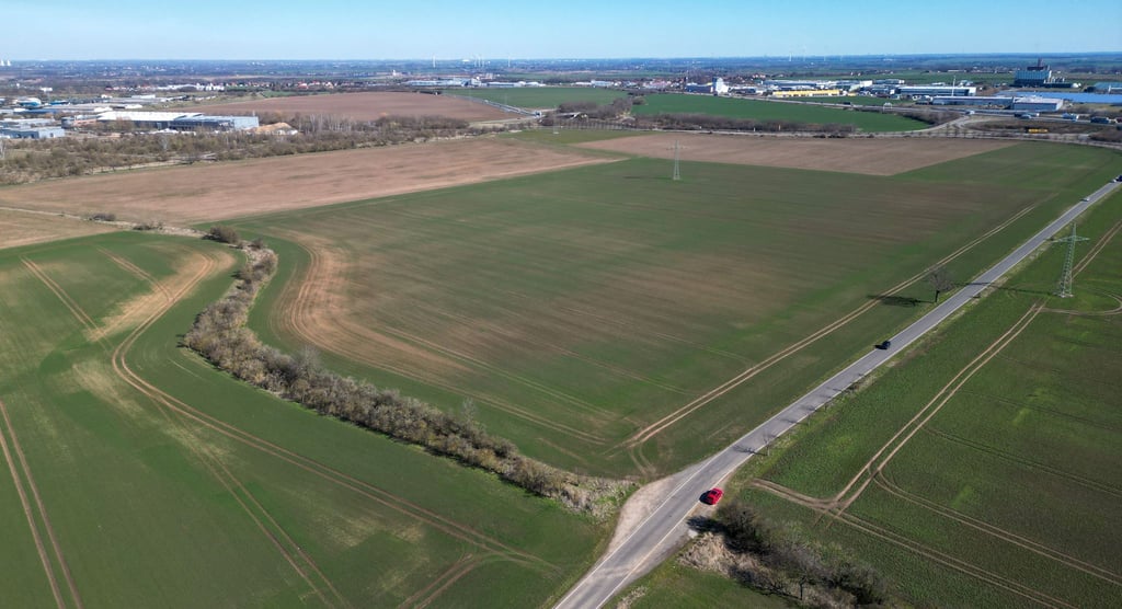 Blick auf Weißenfels. Der Gewerbestandort Sandberg am Stadtrand wäre laut Stadt für einen JVA-Neubau geeignet.