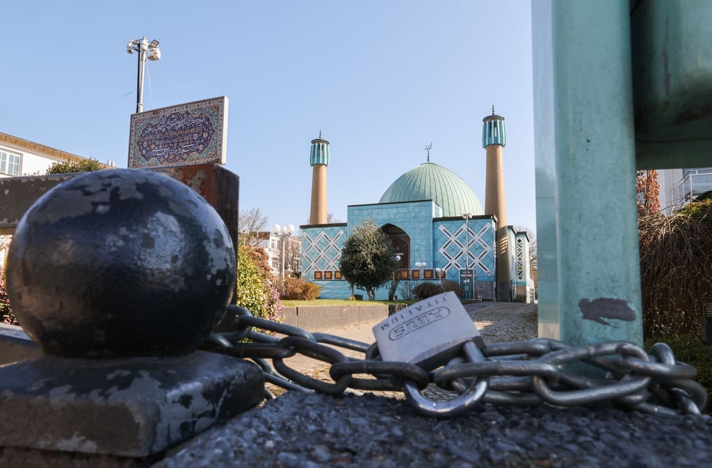 Zwei Ableger des verbotenen Islamischen Zentrums Hamburg, das die Blaue Moschee betreibt, sind mit Eilanträgen gegen die Verbotsanordnung vor dem Bundesverwaltungsgericht gescheitert.