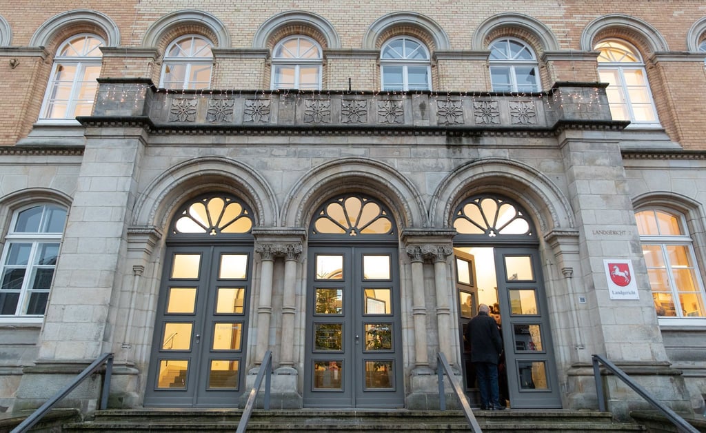 Weil er unter anderem heimlich Patientinnen gefilmt haben soll, startet im Herbst der Prozess gegen einen Arzt vor dem Landgericht Osnabrück. (Archivfoto)