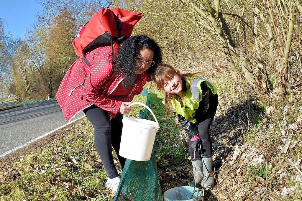 Lisa und Hanna Enders (v.l.) kontrollieren in Osterfeld rund um den Tonteich regelmäßig die Krötenzäune.