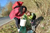 Lisa und Hanna Enders (v.l.) kontrollieren in Osterfeld rund um den Tonteich regelmäßig die Krötenzäune.  