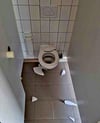 An mehreren Toiletten wurden die Klodeckel abgetreten.