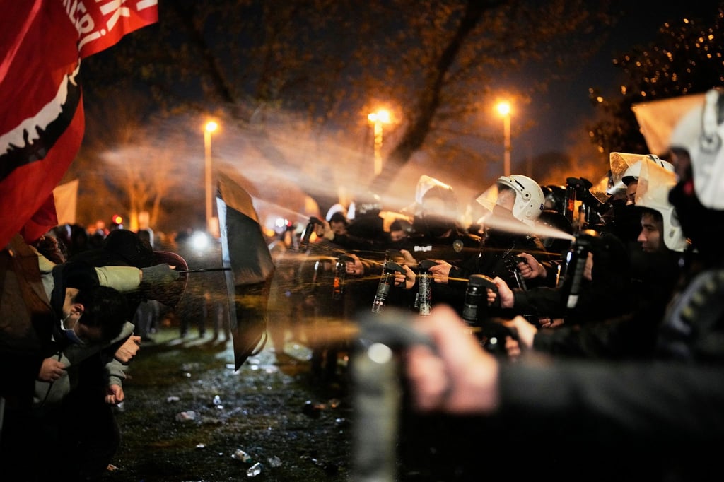 In Istanbul wird trotz Verbots demonstriert.