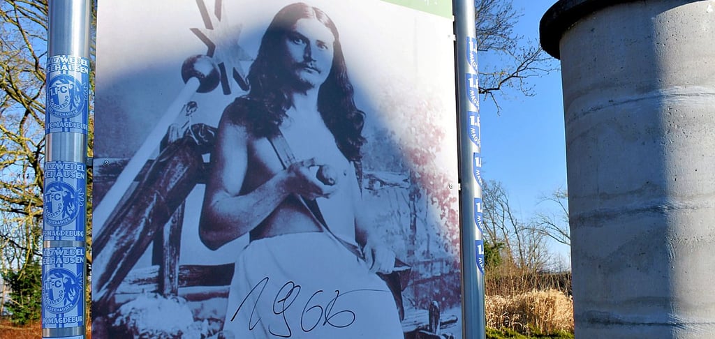 Das Nagel-Bild wurde bekritzelt. Auf den Pfosten kleben 1.FCM-Aufkleber.