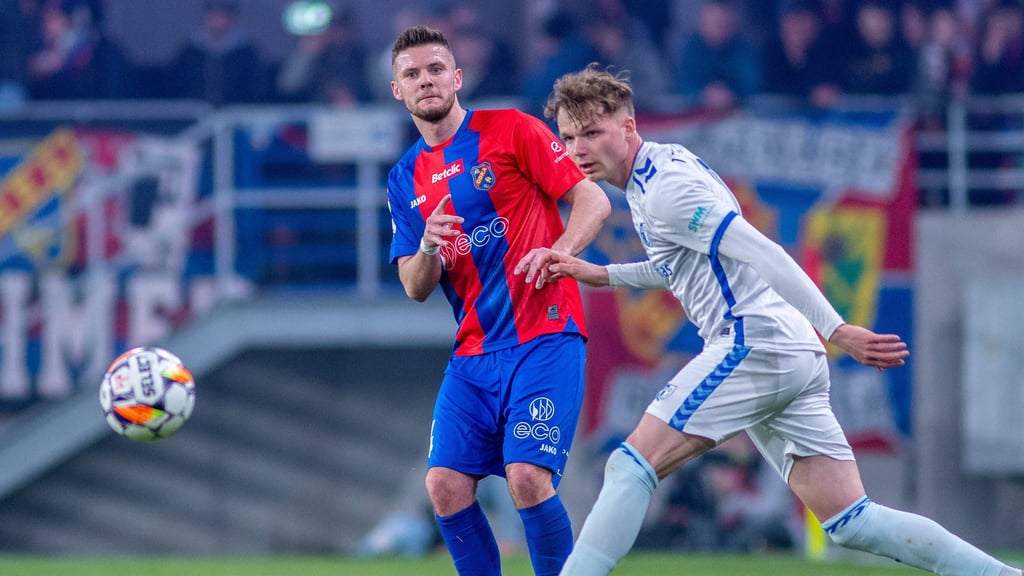 Der 1. FC Magdeburg, hier mit Philipp Hercher im Zweikampf, hat am Freitag ein Testspiel bei Odra Opole absolviert.