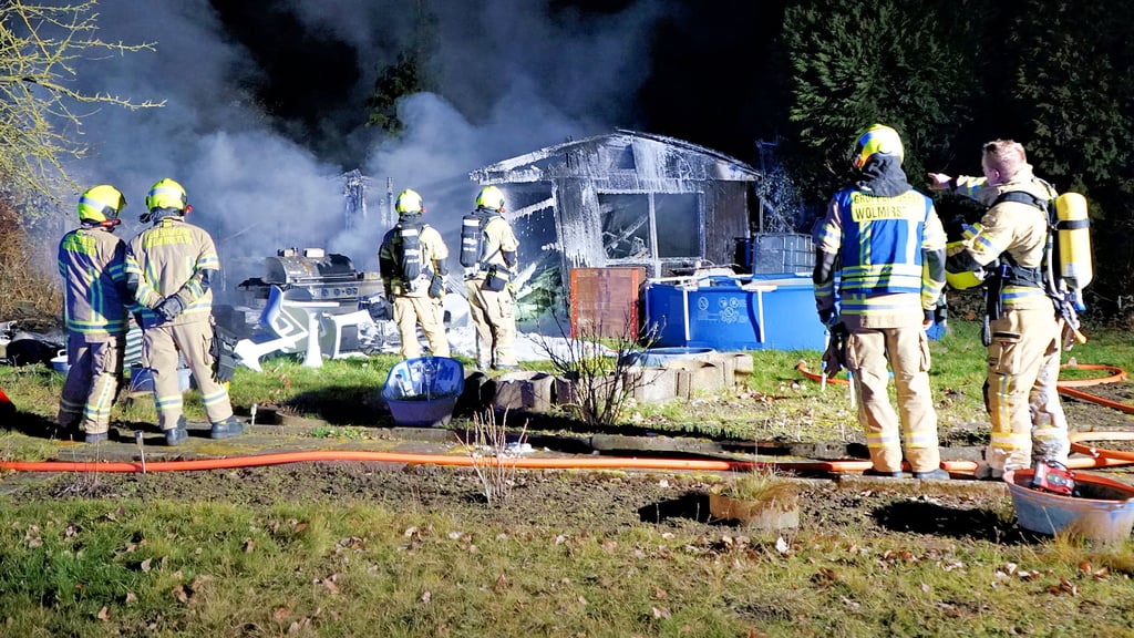 Nächtlicher Einsatz: Eine Gartenlaube in Elbeu wurde offenbar angezündet. Die Feuerwehr wurde am 10. Februar um 23.31 Uhr gerufen.