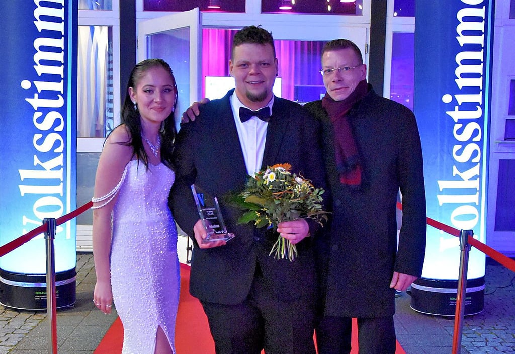 Der „Magdeburger des Jahres“ Lukas Schneider (Mitte) kam in Begleitung von zwei Freunden. Lea Fischer reiste eigens aus der Schweiz an und Pianist Steve Naumann kam aus Leipzig, um an dem besonderen Tag des Freundes dabei zu sein.