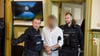Der Hauptangeklagte im Prozess um den Tod eines Syrers in Burg (Jerichower Land) wird in den Gerichtssaal geführt.