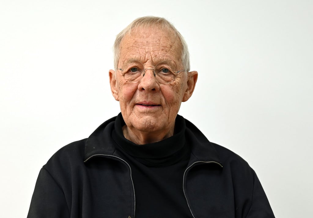 Der Schauspieler Rolf Becker dreht auch im hohen Alter noch für „In aller Freundschaft„.