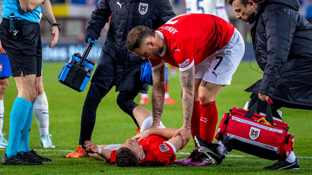 Christoph Baumgartner muss im Spiel gegen Serbien behandelt werden.