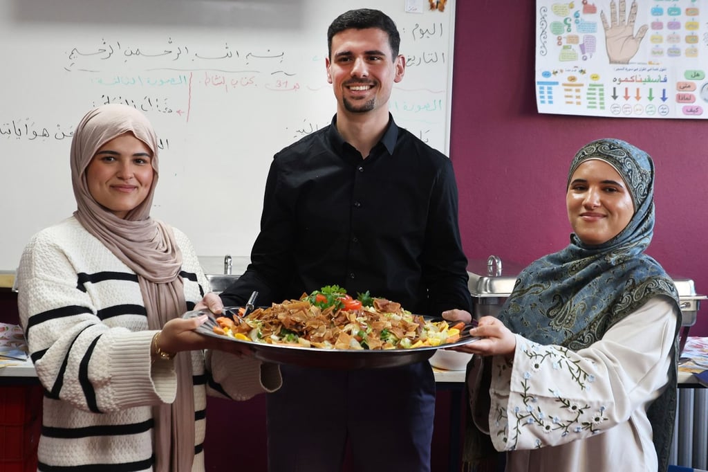 Yara Sadoo (li.), Mohamed Ali und Soleen Saado haben beim Fastenbrechen teilgenommen. In der Hand halten sie Fattoush, einen Salat mit Fladenbrot-Chips.