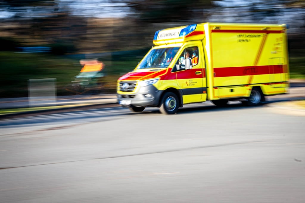 In Bremen ist ein Sanitäter im Einsatz selbst verletzt worden. (Symbolbild)