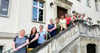Das Bürgerhaus mit Kita, Heimatstube, Standesamt und Saal  ist ein zentraler Treff in Rehmsdorf: davor der erweiterter Vorstand des Heimatvereins.