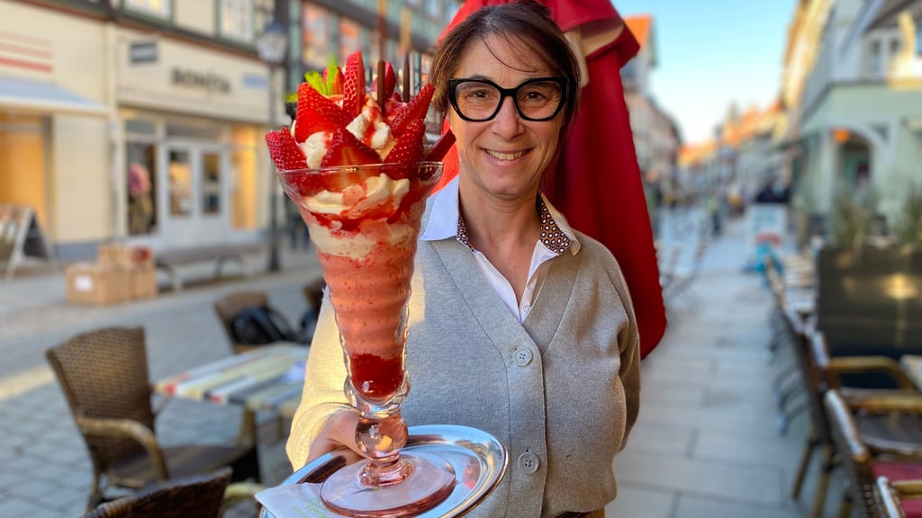 Claudia Trotta und ihr Mann Giovanni Santin betreiben seit gut 30 Jahren ein Café in Wernigerodes Fußgängerzone im Harz. Erdbeer-Eisbecher sind zum Start in die Eissaisonim Frühling besonders gefragt.
