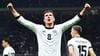In der Pose eines Siegers: Leon Goretzka feiert gegen Italien.