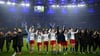 Hamburgs Spielerinnen jubeln nach ihrem 2:0-Erfolg im Viertelfinale vor den eigenen Fans.