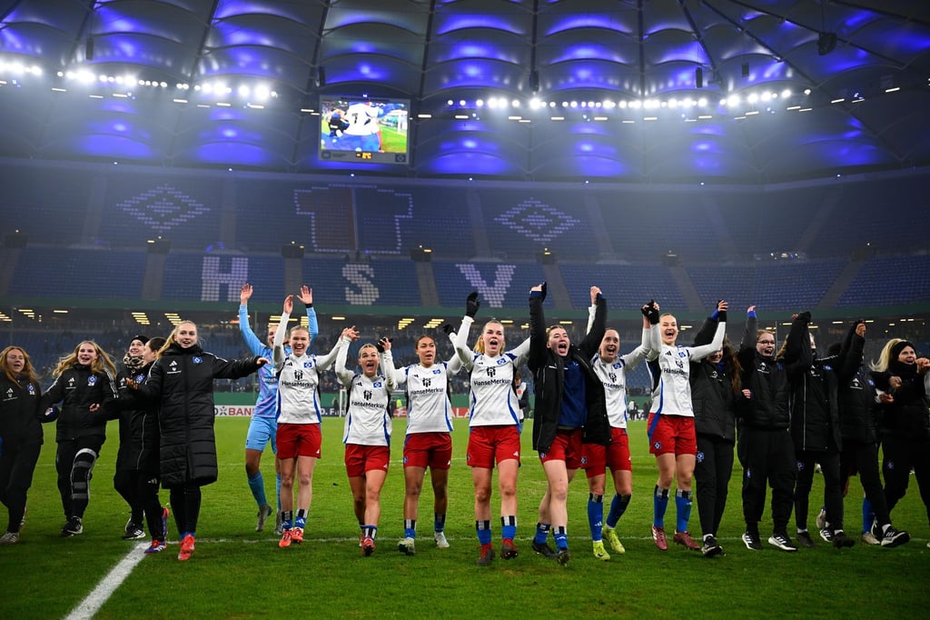 Hamburgs Spielerinnen jubeln nach ihrem 2:0-Erfolg im Viertelfinale vor den eigenen Fans.