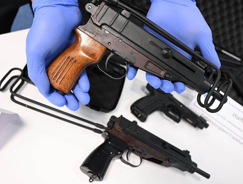 Bei der Polizei Sachsen-Anhalt sind Hieb- und Stichwaffen sowie drei Granatwerfer verschwunden.