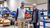 Präsentieren die ersten Tomaten der Saison: Prokurist Kevin van IJperen (l.) und Projektmanager Helmut Rehhahn.  