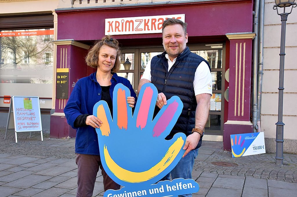 Projektleiterin Kathrin von Ow nimmt dankend die Förderung von Stephan Masch, Repräsentant der Deutschen Fernsehlotterie, entgegen.