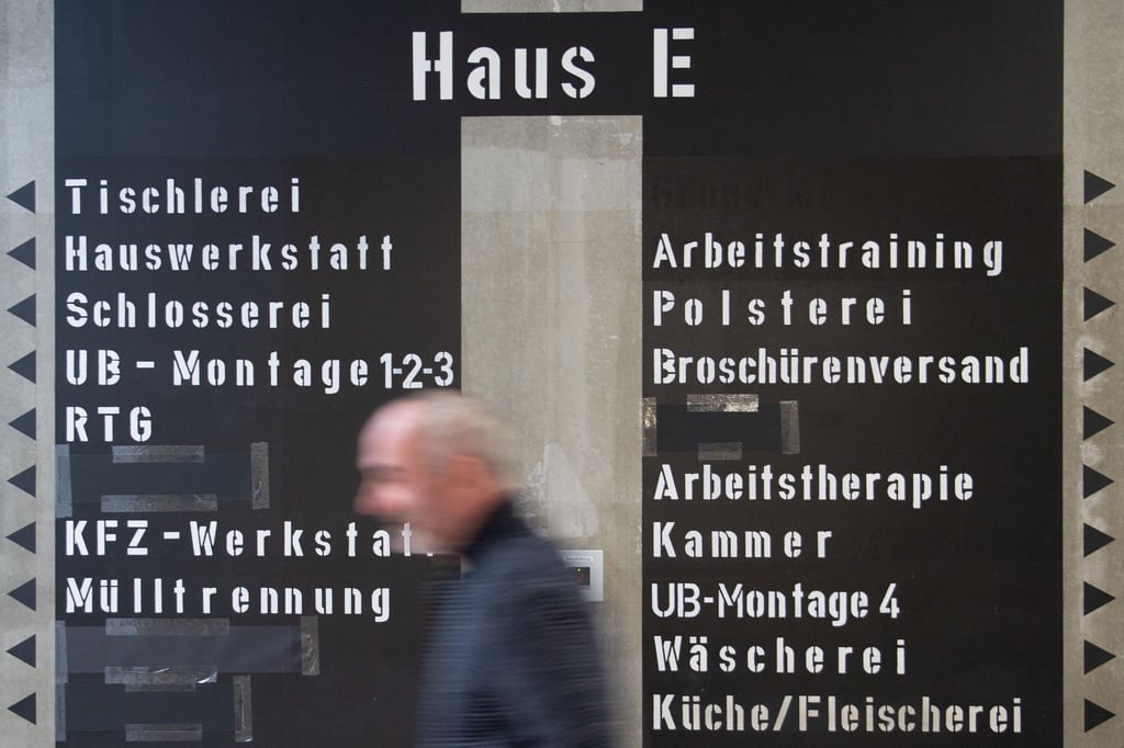 Da es sich bei der Arbeitstätigkeit in Haft nicht um ein abhängiges Beschäftigungsverhältnis handelt, werden keine Beiträge an die gesetzliche Rentenversicherung abgeführt.