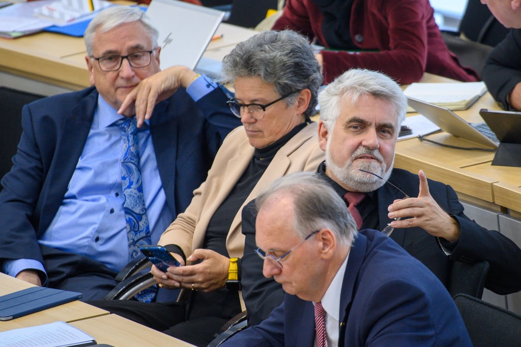 Sie sind unterschiedlicher Auffassung zum neuen Schuldenpaket von CDU und SPD: Sachsen-Anhalts Landesregierung mit Reiner Haseloff (CDU, von rechts), Armin Willingmann (SPD), Lydia Hüskens (FDP) und Michael Richter (CDU). Damit muss sich Sachsen-Anhalt im Bundesrat enthalten.