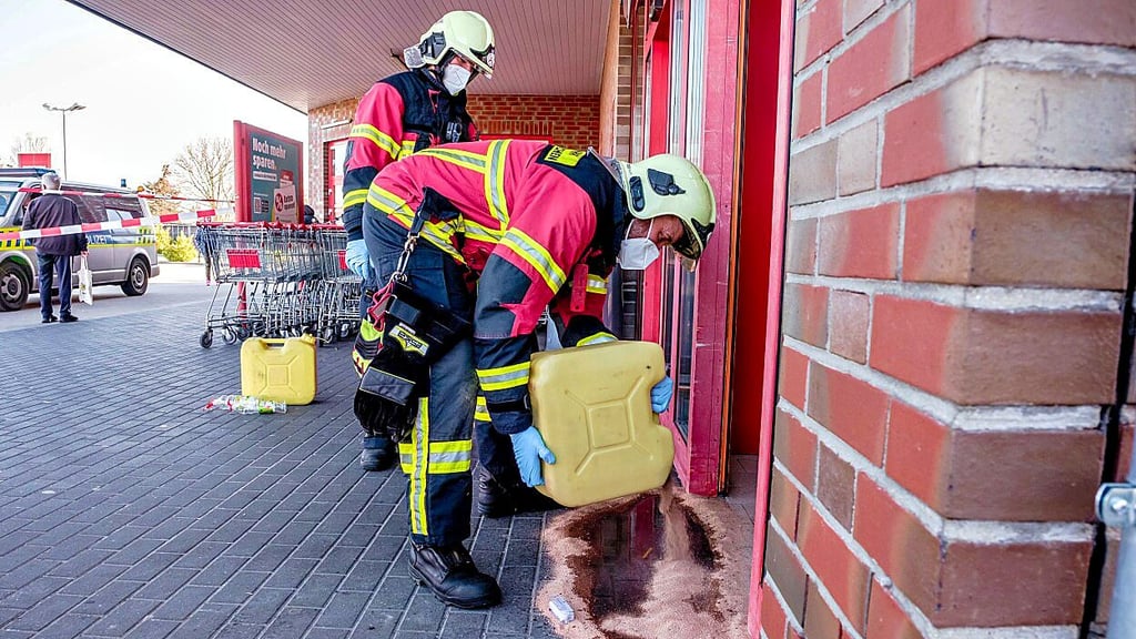 Einsatzkräfte der Feuerwehr im Eingangsbereich eines Supermarktes in Gräfenhainichen: Dort wurde Freitag früh eine unbekannte Subastanz entdeckt.