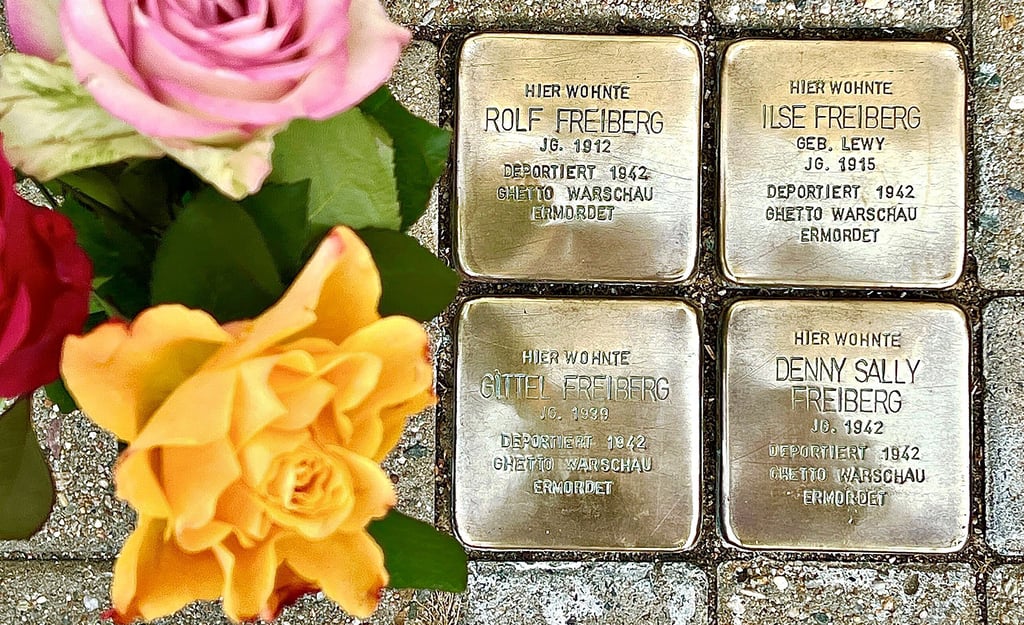 Vor der Halleschen Straße 25 sind vier Stolpersteine für Familie Freiberg verlegt, die zu den ersten aus Bernburg deportierten Juden gehörte.