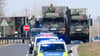 Ungewöhnliches Bild: Schwerbewaffnete Soldaten fahren durch Hannover.