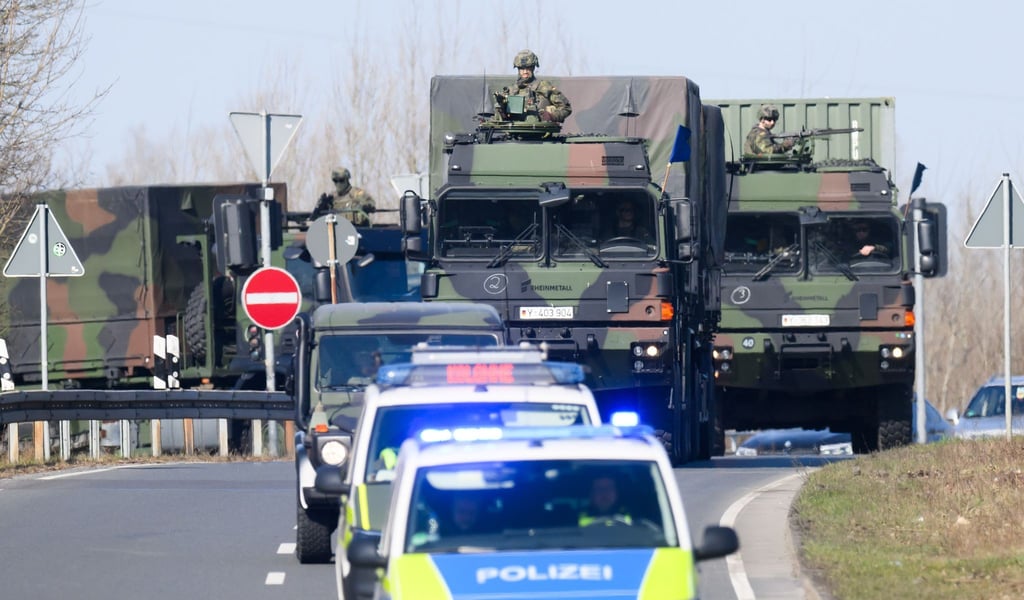 Ungewöhnliches Bild: Schwerbewaffnete Soldaten fahren durch Hannover.