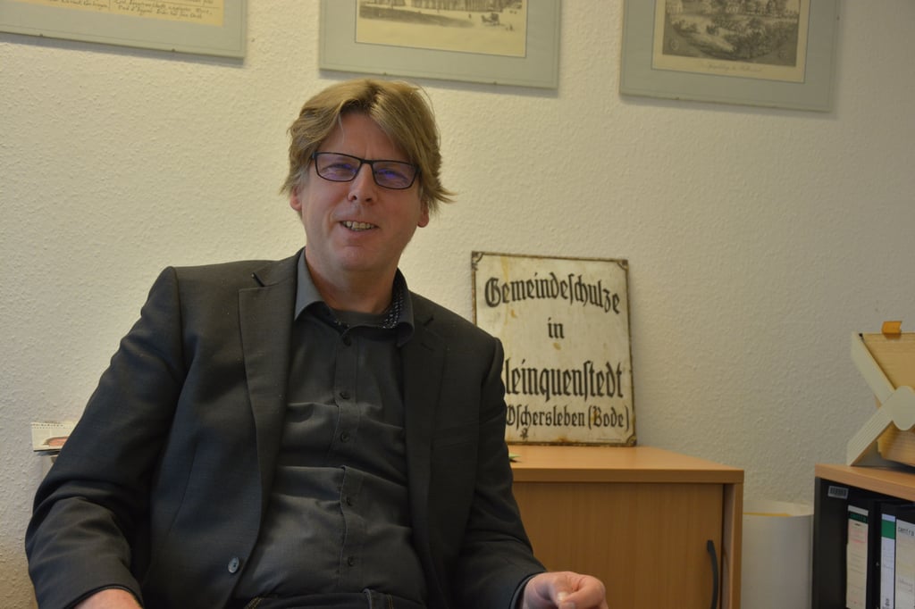 Da hatte er noch gut Lachen: Klein Quenstedts ehemaliger Ortsbürgermeister Jens Geffert (CDU) hat ein altes Dienstschild entdeckt und in sein Büro gestellt.