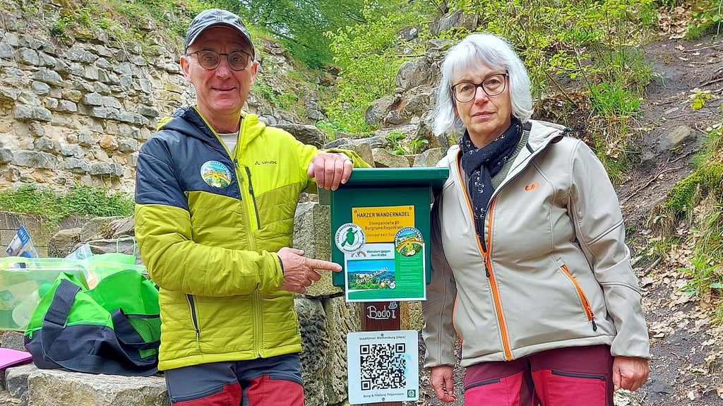 Uwe und Marianne Lauer, hier an der Stempelstelle 80 der Burgruine Regenstein, haben sich auch dieses Jahr wieder viel für ihre Aktion „Wandern gegen Krebs“ vorgenommen.
