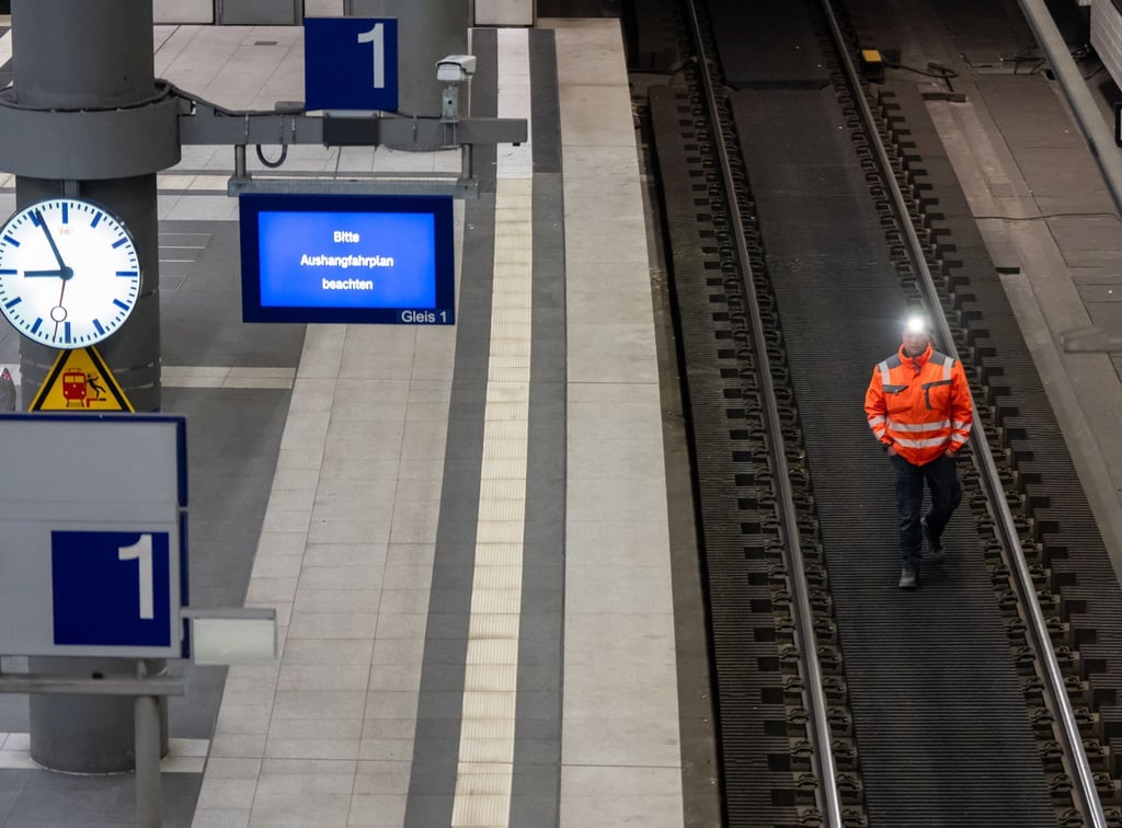 Die acht Gleise des Tiefbahnhofs am Berliner Hauptbahnhof sind am Wochenende komplett dicht. (Archivbild)