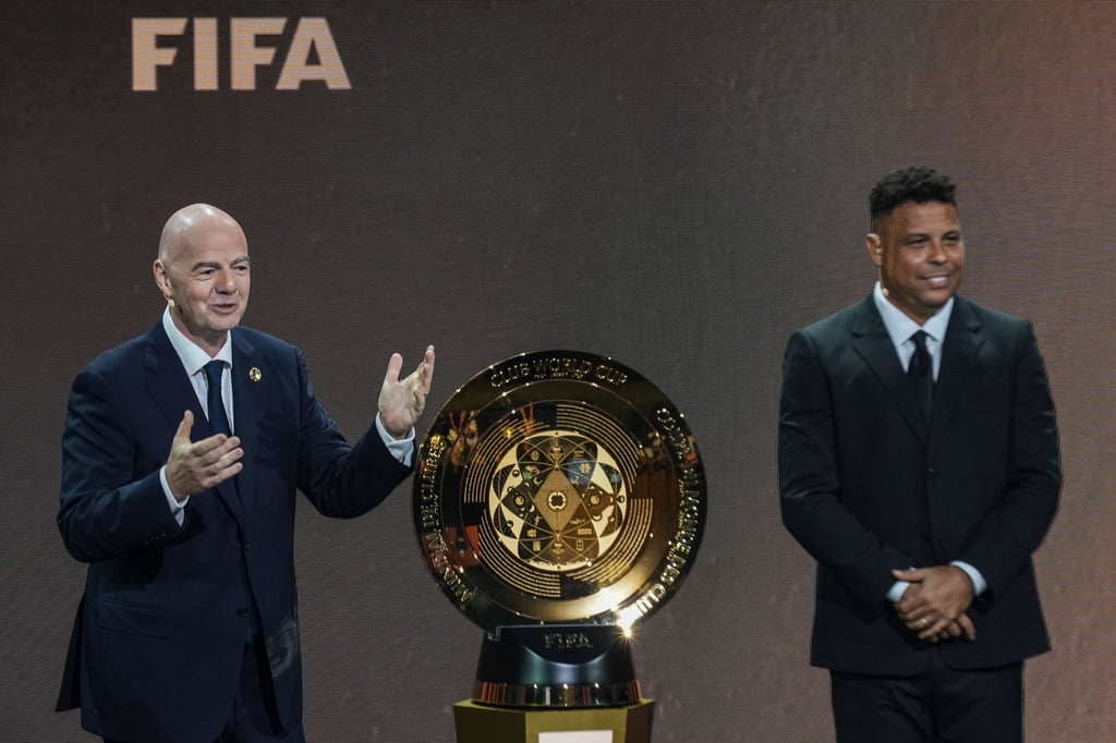 Fifa-Boss Infantino (l) und die Trophäe der Club-WM.